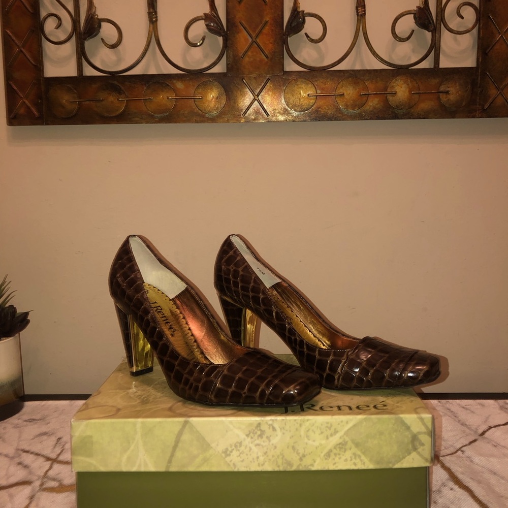 J Renee Matte Croc; nice and classy for the workplace; very comfortable